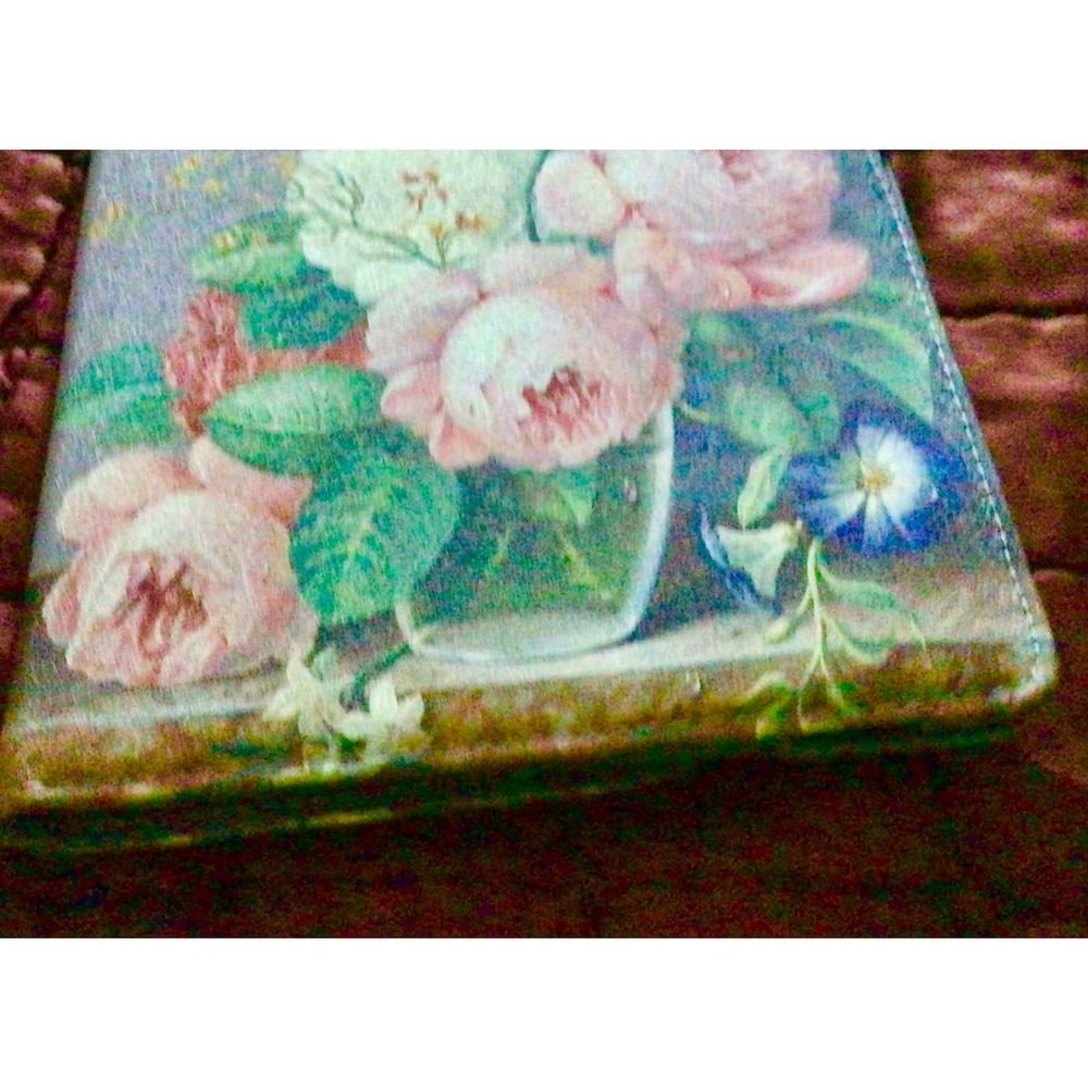 I ipad cover and a iPhone Stand.